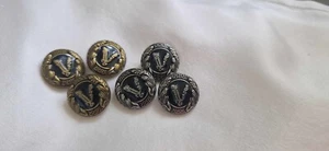 Ein Versace Knopf aus Metall 20 mm - Bild 1 von 7