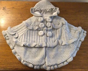 🌸 BABY GIRLS GREY KNITTED PONCHO POM POMS  6/12, 12/18, 18/24 Months BNWT - Picture 1 of 1