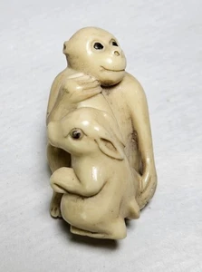 Scultura vintage Netsuke scimmia che tiene un coniglio plastica resina 2"x1,25" - Foto 1 di 5
