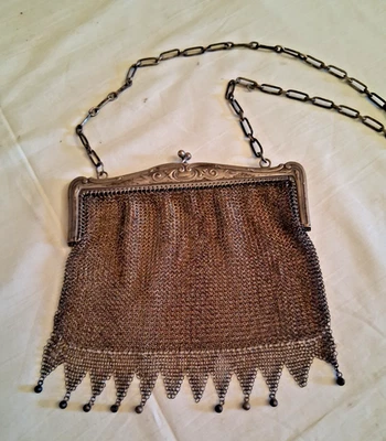 BORSETTA ANTICA DA TEATRO A RETE IN ARGENTO CHIUSURA A SCATTO VEDI DESCRIZIONE - Immagine 1 di 4