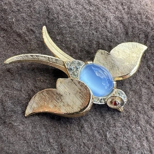 Trifari moonstone jelly belly bird brooch - Picture 1 of 8