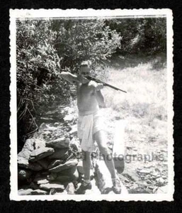 HOMBRE SIN CAMISA con rifle apuntando foto instantánea antigua/de colección - C120 - Imagen 1 de 1