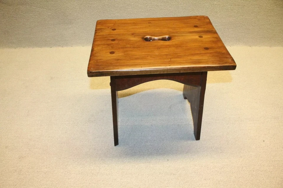 Antiguo asiento de banco de arce artesanal - Taburete de madera artesanal con mango Foto 1 de 4