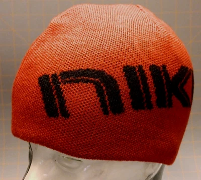 全新无标签 Youth OSFA 耐克红色双面 Swoosh 标志和拼字 Beanie Skull 帽子 — 第 1/3 张图片