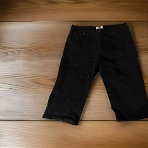 Levi's Women Capri Black Wash Jeans Buttonfly 22W - Picture 1 of 4