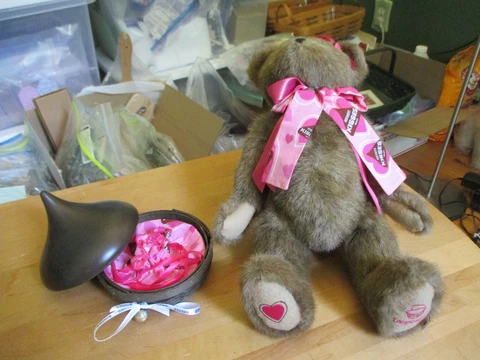 Longaberger Sweetheart HERSHEYS KISS Basket w BOYD BEAR Lid Protect Liner Tie On Cover