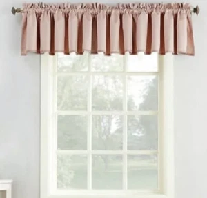 Cenefa de ventana Sun Zero Bella Rod de bolsillo para oscurecer habitación en rubor - Imagen 1 de 3