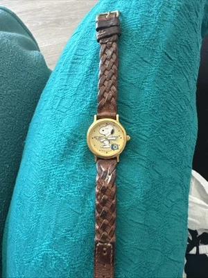 Reloj de cuarzo Snoopy Met Life Prize para dama correa de cuero trenzado Foto 1 de 4