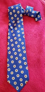 Cravatta collo uomo BROOKS BROTHERS 100% seta blu royal margherita fiori, MADE IN USA - Foto 1 di 3