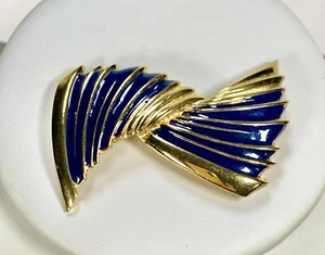 Vintage Signed Givenchy Blue Enamel Gold Tone Brooch Pin Spinning Wings - Picture 1 of 8