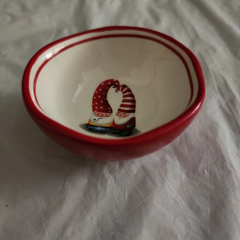 Plato de baratija rojo Gnomos cocina Kaboodle Grasslands Road miniatura Foto 1 de 4