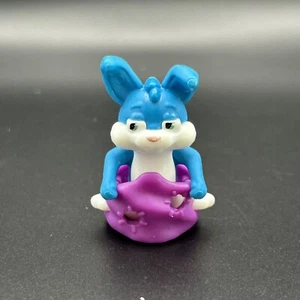 Kinder Joy Juguete Coleccionable Pascua 2024 Figuras Conejito Azul Saco Púrpura - Imagen 1 de 7