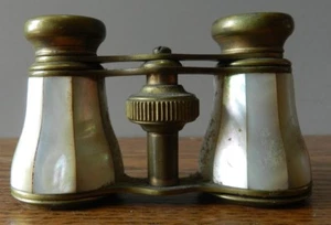 Antico binocolo per occhiali da opera "Madreperla" senza custodia  - Foto 1 di 6