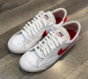Blazer Nike retrò 2014 basso pelle bianco università rosso taglia 8,5 - Foto 1 di 5