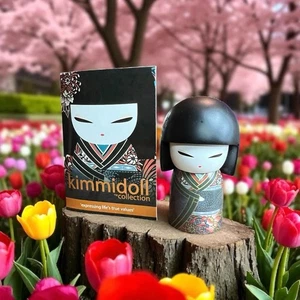 Figura Muñeca Kimmidoll TGKFS124 Keiko “Respeto” con Estuche Australiano Nuevo en Caja - Imagen 1 de 7