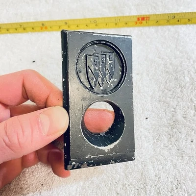 1973 - 76 别克富豪后备箱锁 9884176 徽章环绕徽章装饰免运费 — 第 1/4 张图片