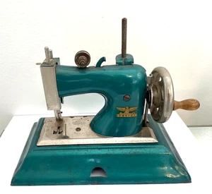 Vintage Casige Kinder Spielzeug Nähmaschine TEAL Metall Made Germany 1470 BRITISH ZONE - Bild 1 von 5