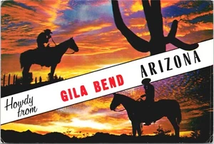 Howdy da Gila Bend, Arizona - Cowboys a cavallo, Cactus - Cartolina d'epoca - Foto 1 di 2