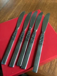 Set 5 Retro Oneida Dinner Knives 8.5 Inches (21.5 Cms) Long Cutlery Artistic - Picture 1 of 3