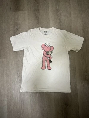 KAWS x Uniqlo белая графическая футболка размер S отличное состояние товара - Изображение 1 из 4