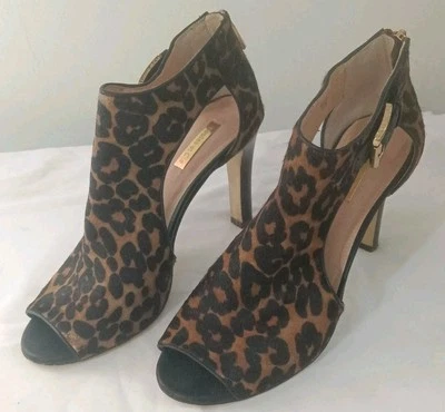 Sandalias Louise Et Cie de cuero con correa al tobillo con estampado de leopardo para mujer talla 8,5 B Foto 1 de 4