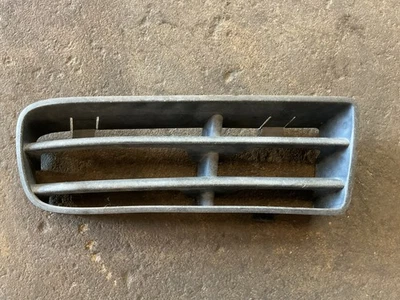 Rejilla de parachoques inferior derecha 99-06 Volkswagen Golf MK4 OEM 1J0853666E b29a Foto 1 de 4