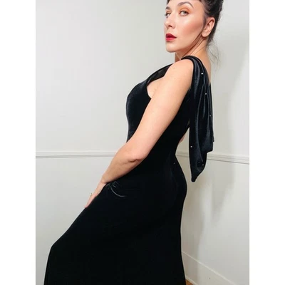 Vestido de noche grande vintage de terciopelo negro con capucha trasera de Dave & Johnny de la década de 1990  Foto 1 de 4