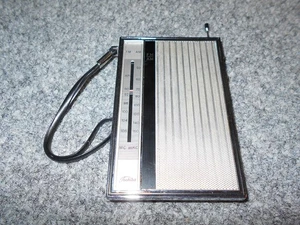 TOSHIBA RADIO TRANSISTER AM/FM VINTAGE ANNI 70 MADE IN JAPAN 8P-823F K5 - Foto 1 di 3