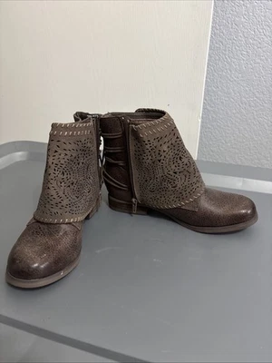 Botas da moda feminina marrom com inserção de renda sem classificação, tamanho 7 - Imagem 1 de 4