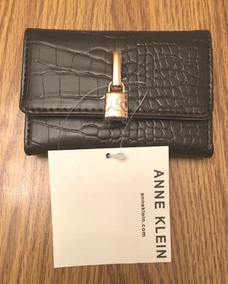 Cartera con solapa de cuero sintético con patrón de cocodrilo ANNE KLEIN con dije de bloqueo AK - Espresso nueva con etiquetas Foto 1 de 4