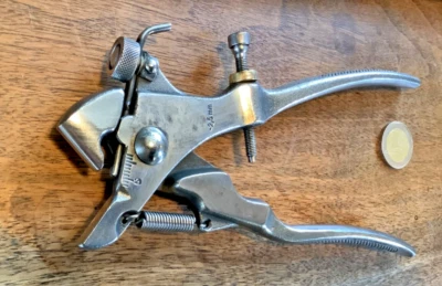 outils anciens,old tool,vieux outils,belle et grande pince à arvoyer les scies.. - Photo 1/4