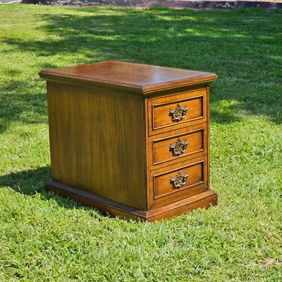 Mesita de Noche Brandt Furniture Caoba con Doble Cajón Frontal 24"L x 15"W x 21"H Foto 1 de 4