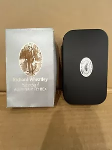 Nuovo -Richard Wheatley Silver Seal Alum FLY BOX nero + 10 mosche nuove - Inghilterra - Foto 1 di 11