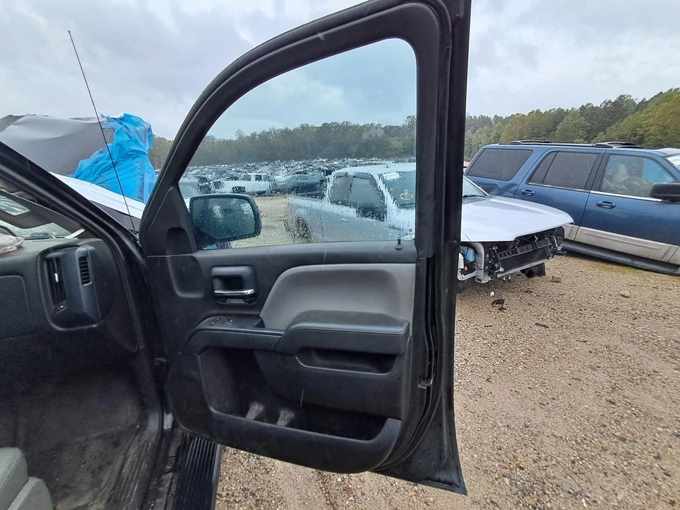 Used Front Right Door Interior Trim Panel fits: 2016 Chevrolet Silverado 2500 pi Foto 1 de 4