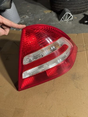 Lanterna traseira direita para passageiros Mercedes Benz W203 C230 C350 2005-2007 fabricante de equipamento original - Imagem 1 de 4