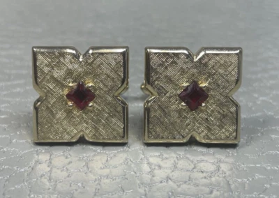 Gemelos chapados en oro amarillo piedra roja con acabado de cepillo vintage Foto 1 de 3