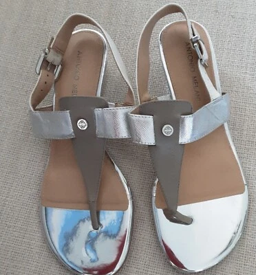 ANTONIO MELANI▪︎TALLA 8M▪︎TANGA CON CORREA EN T PLATEADA▪︎SANDALIAS CUÑA BAJA▪︎¡CHIC DE VERANO! Foto 1 de 4
