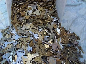   Lot of  Misc Cut  Keys 1.5 Pounds (LBS)  HOUSE,CARS.  Some old Art Craft..     - Picture 1 of 4