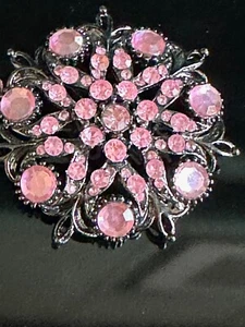Pin de cristal con racimo rosa - Elegante broche de inspiración vintage, diseño brillante - Imagen 1 de 4