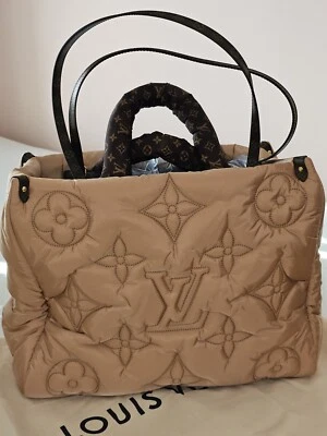 Louis Vuitton Onthego GM Almohada DORADO Bolso Puffer Gigante Flor Monograma Econyl Foto 1 de 4