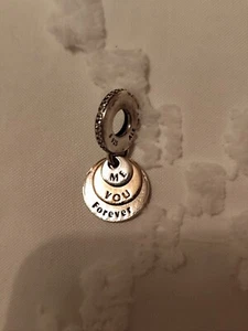 charm pandora love,plata y oro, inscripción you,me,forever. - Imagen 1 de 2