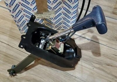 NOS NEW OEM NISSAN 300ZX Z31 SHIFTER WITH SUPPORT BRACKET 1984 85 86 87 88 89 - Image 1 of 4