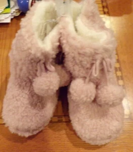 Rosa Rouge Sherpa BOOTIE HAUSSCHUHE mit Bommeln ~ verschiedene Mädchengrößen ~ NEU mit Etikett - Bild 1 von 3