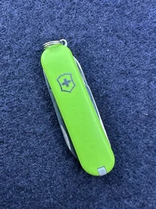 Victorinox Swiss Army Knife Classic SD SAK Avocado Green 58mm Mini Multi Tool - Picture 1 of 9