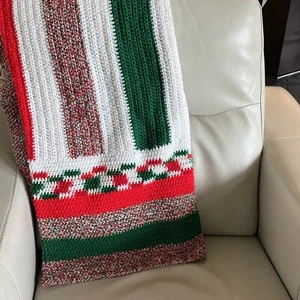 Vintage gehäkelte Handarbeit Decke Überwurf Weihnachten Urlaub rot grün weiß 51”x65” - Bild 1 von 8