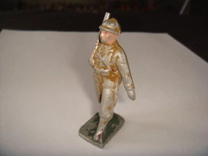 FIGURINE ALU MILITAIRE GUERRE 14-18 AU DÉFILE AVEC FUSIL BOUT CASSE  - Picture 1 of 1