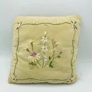 Almohada de cinta bordada vintage flores núcleo de cabaña 11" x 11" - Imagen 1 de 9
