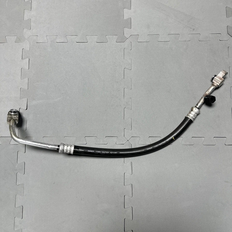 Manguera de succión de aire acondicionado Subaru Legacy Outback 2005-2009 2,5 L OEM 73425AG04B Foto 1 de 4