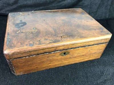 Antigua caja de escritorio de madera con pendiente de escritura de chapa burl Foto 1 de 4