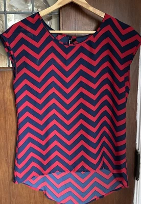 Heart Soul Women Coral/Navy Chevron Striped Short Sleeve Hi-Lo Hem Blouse S - Image 1 of 4